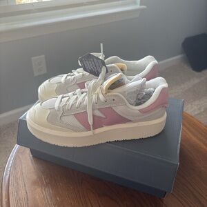 BRAND NEW Women’s Pink and White New Balance Sneakers With Box Size 9